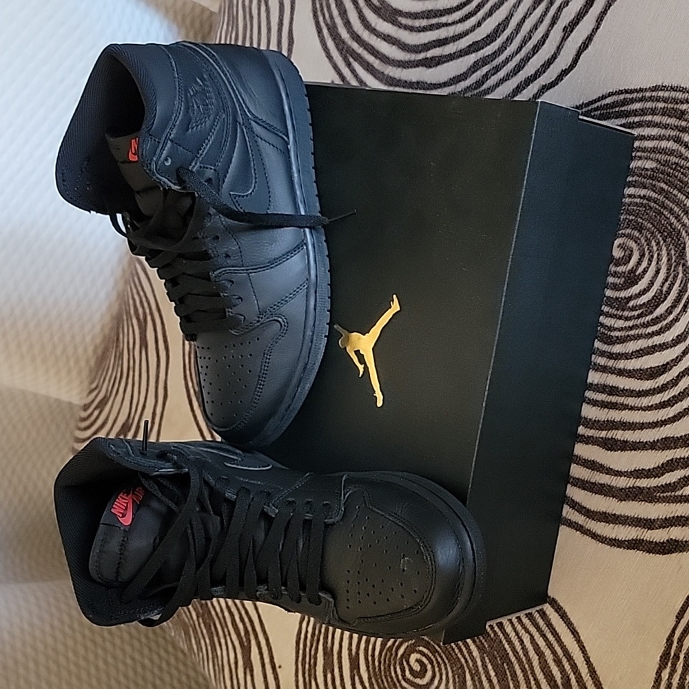 Mens AIR JORDAN 1's Mid Size 9.5 Black color